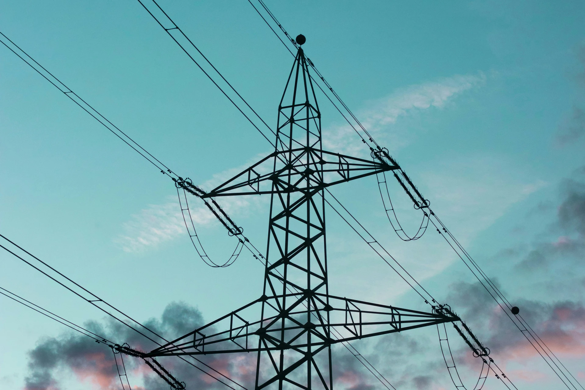 Torre de transmissão de energia elétrica com cabos da rede básica